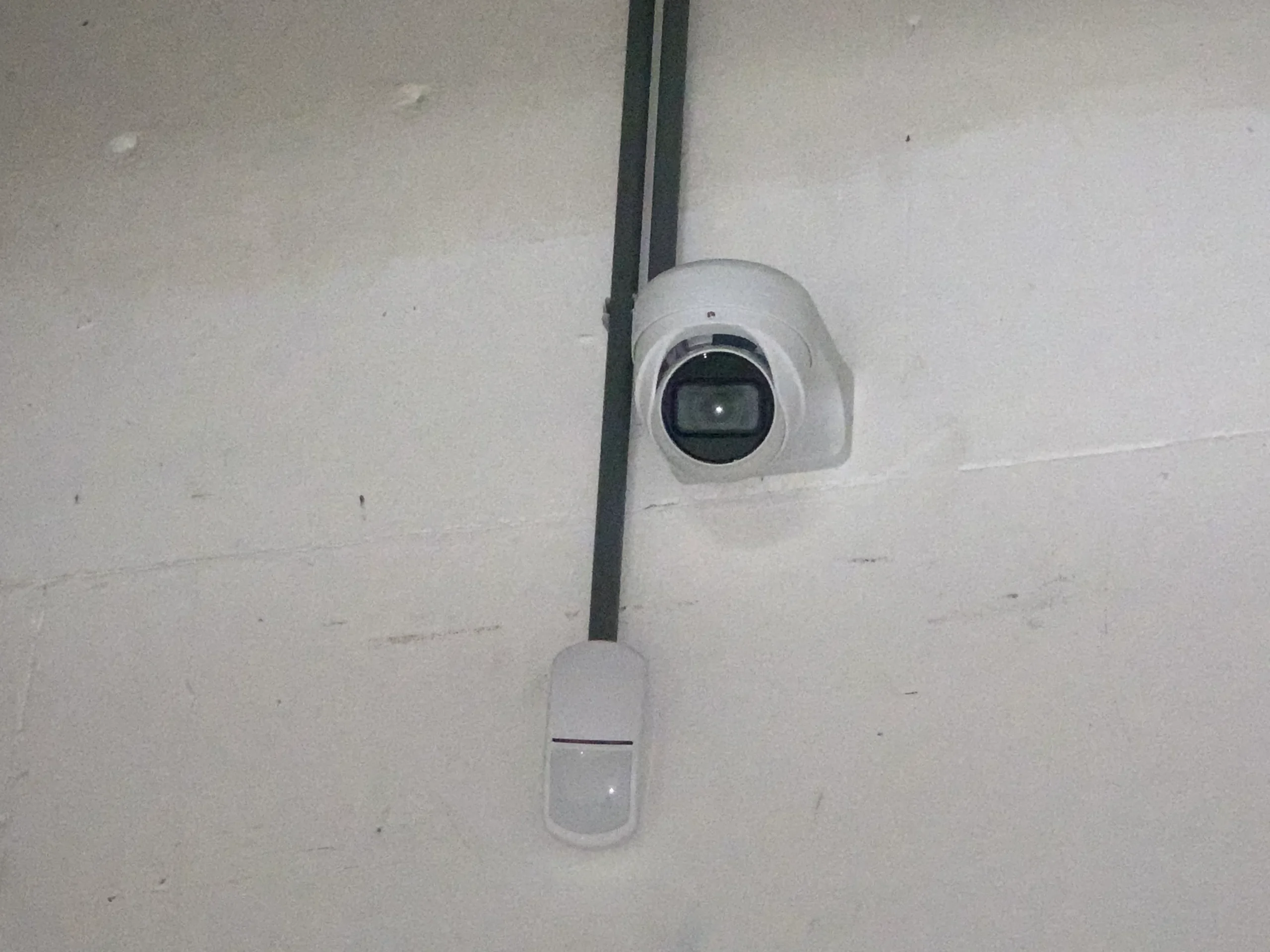 Close-up dome-camera met bewegingssensor in de bakkerij